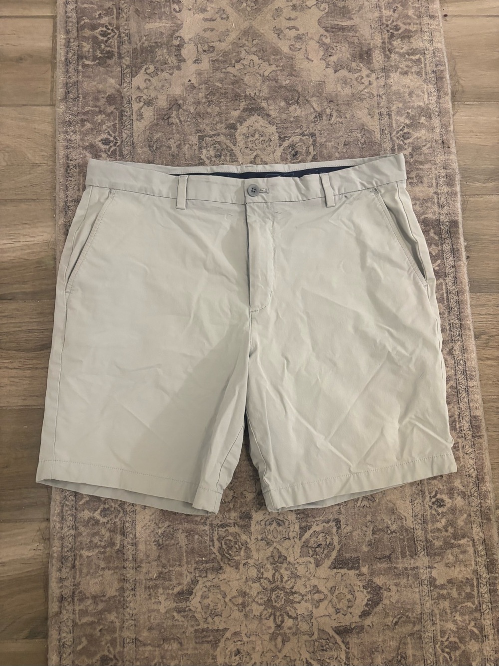 Vineyard Vines On-The-Go Shorts Mens 35  Tan  Performance OTG Stretch